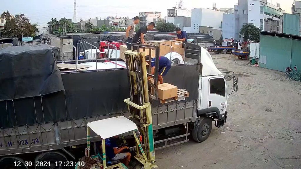 Đóng hàng lên xe tải chạy tuyến Hà Nội Quảng Nam