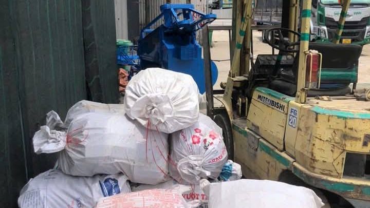 Hỗ trợ bốc xếp, nâng hạ hàng hóa miễn phí tại kho bãi